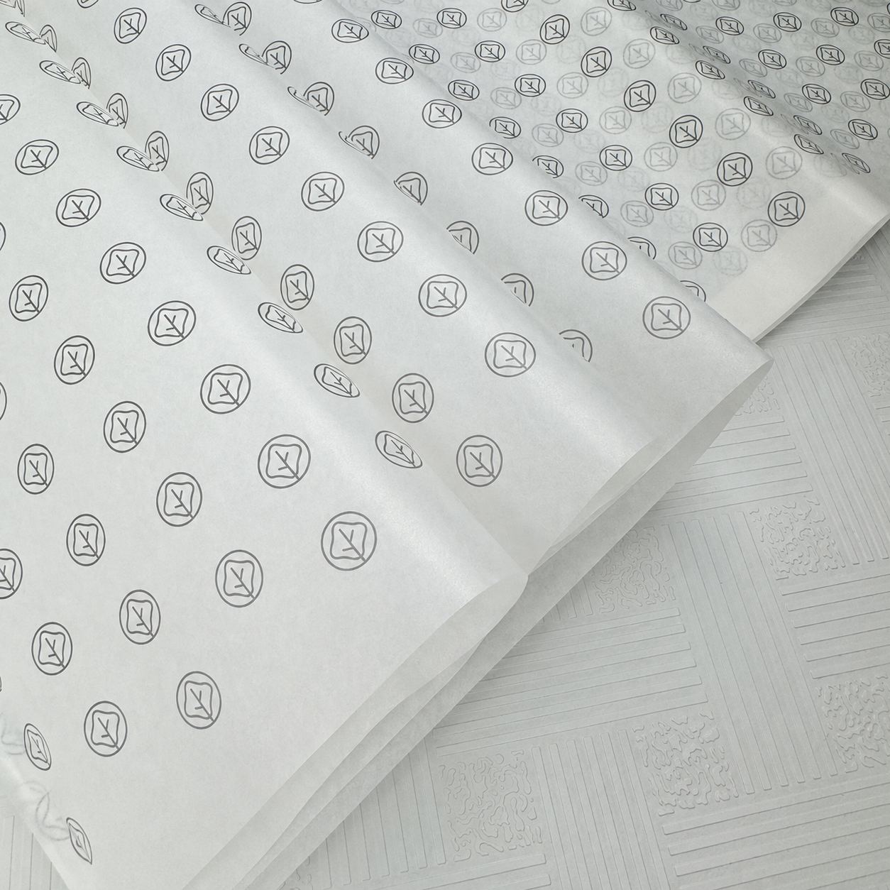 Folded 28g / 20 lb custom printed tissue paper sheets with logo pattern